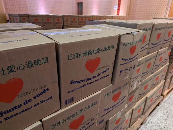 巴西臺灣僑社捐贈4,000箱食物籃