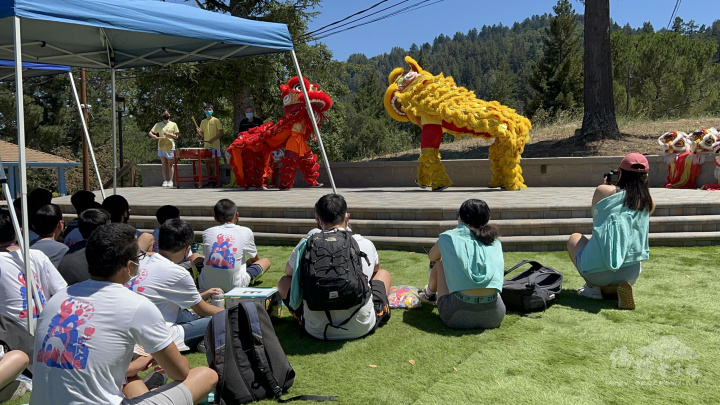 夏令營學員觀看舞獅表演