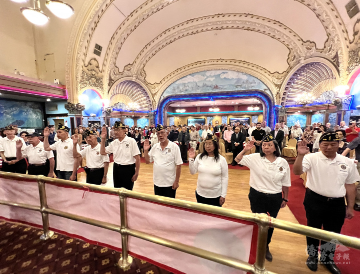 波士頓華埠退伍軍人會職員及執委宣誓就任，右起，伍振中，Lora Forman， Gienie Boland， 余國華，鄧健民，周暢，林銘浩，Edward Woodruff