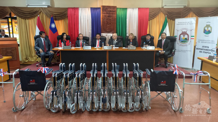 駐東方市總領事館捐贈伊塔普阿省25臺輪椅及25個助行器