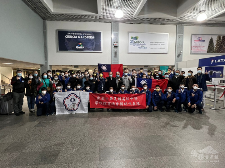 中華民國高級中等學校體育總會排球代表團與接機駐館人員及僑胞合影留念