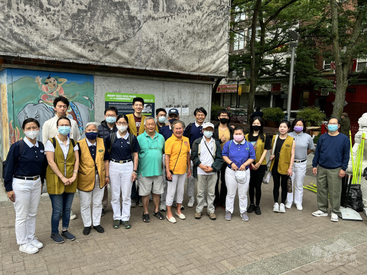 波士頓慈濟每月一次的華埠大掃除，出發前，波士頓慈濟負責人長金滿(左一)和志工們合影