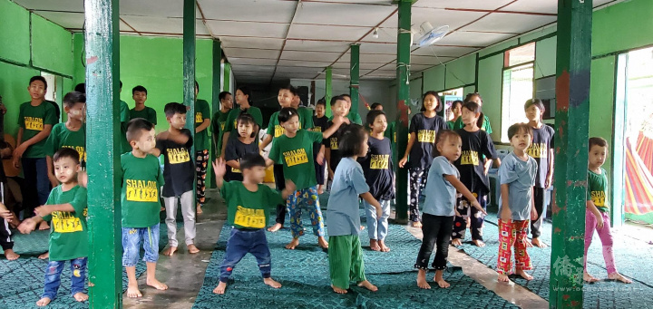 Mya Thanda Oo院長帶領30多名院童以多首輕快的舞蹈及歌曲，歡迎老朋友的再次來訪