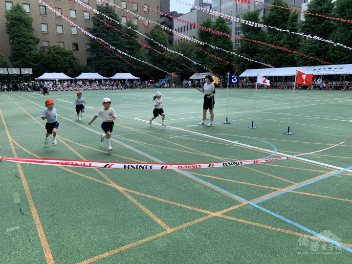 小一學生用盡全力賽跑