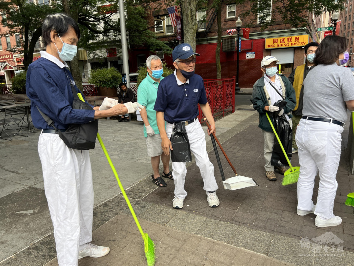 波士頓慈濟人陳裕逢(中)等人拿起畚箕，掃把，準備掃街 