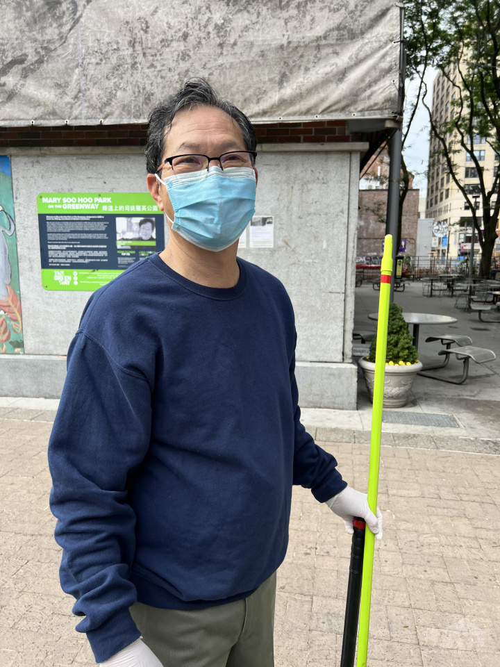 紐英崙中華公所主席雷國輝也來參加清掃波士頓華埠街道活動