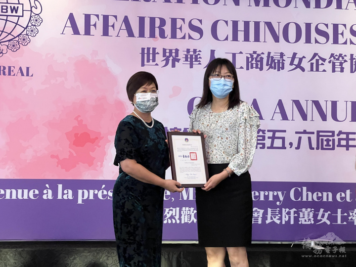 僑委會副委員長徐佳青（左）於6月16日出席世華婦女會蒙特婁分會會長交接典禮並致贈該分會新會長蕭惠華（右）賀狀