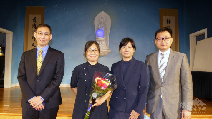 波士頓慈濟人文學校校長彭淑敏(左二)請孫儉元 (左起)，波士頓慈濟負責人長金滿，波士頓文教中心主任潘昭榮擔任頒獎嘉賓