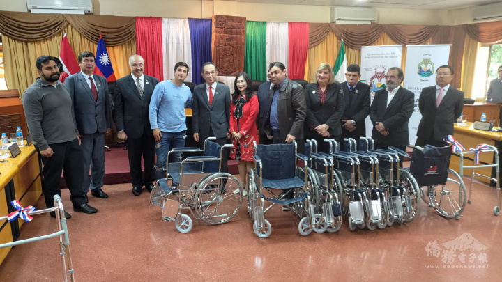 張俊彬伉儷與受贈者合影留念