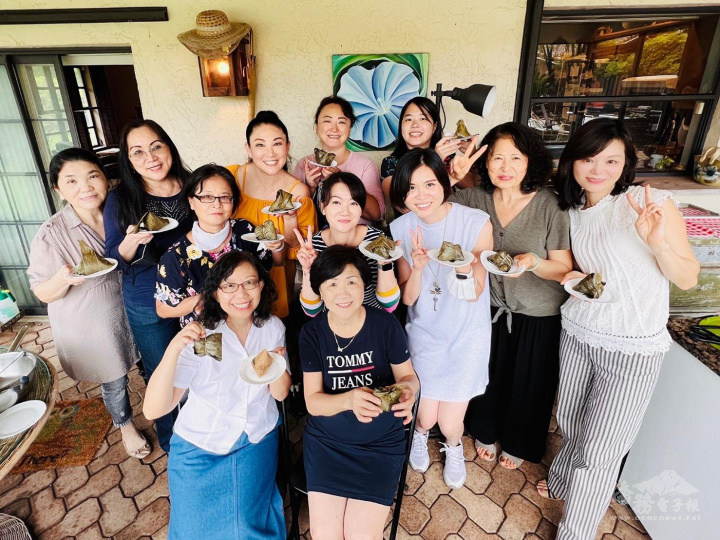 凃老師(前排左一)與研習學員合影