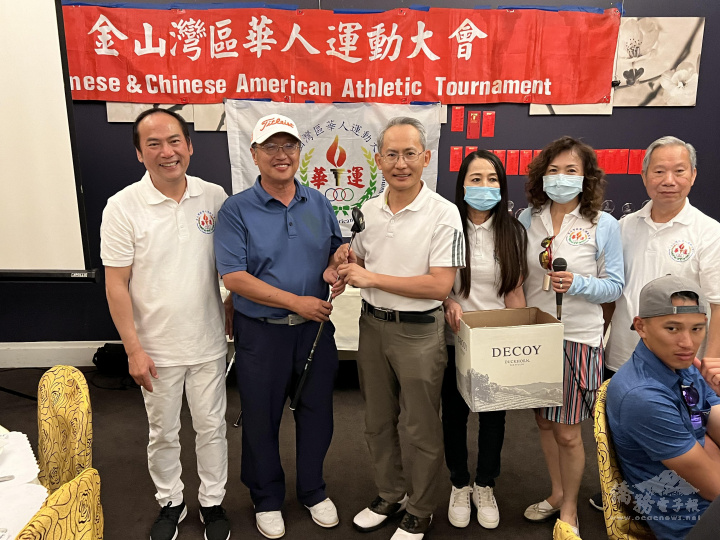 賴銘琪(左三)頒發獎杯給優勝選手