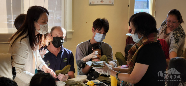 臺紐聯姻家庭一起學習製作臺式粽
