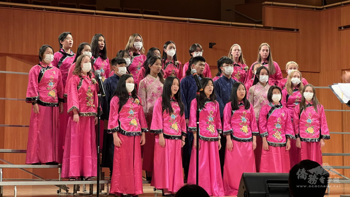 華音青少年合唱團33周年演唱會，團員著中式禮服，演唱中文歌曲「酒瓶椰子樹」「幸福的孩子愛唱歌」「萍聚」「秋蟬」