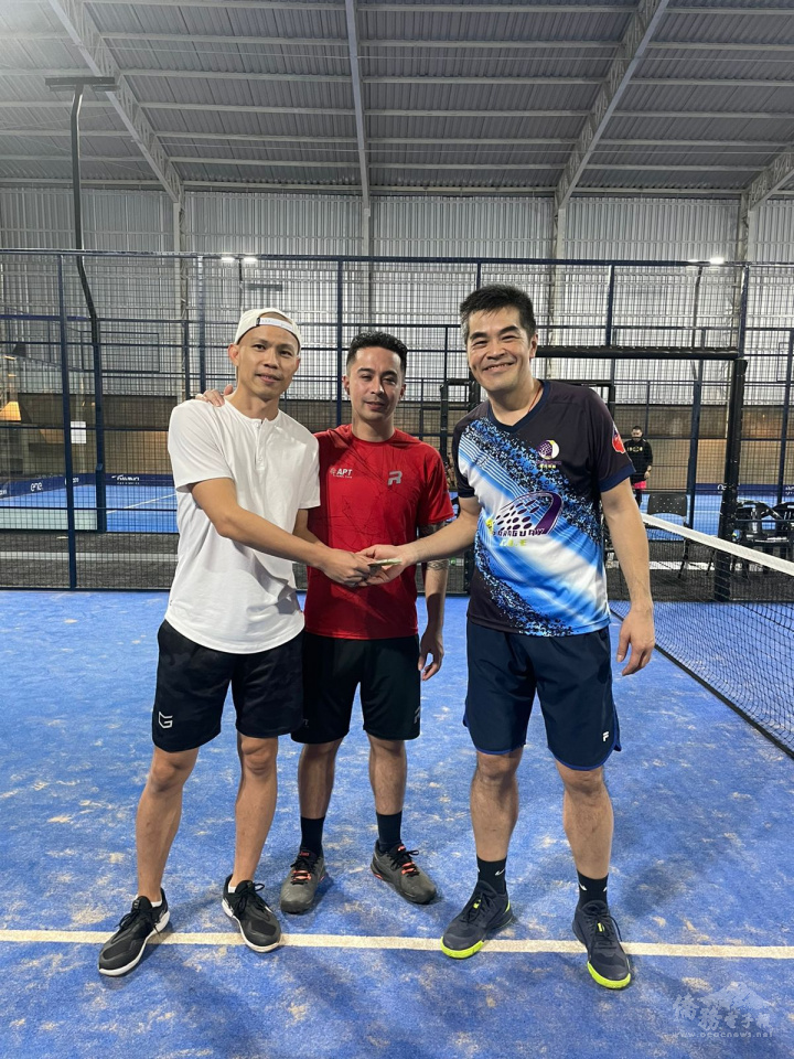 巴拉圭華人板網球協會會長楊凱安(左)頒發獎金給男子A組冠軍得主邱兆倫(中) 、蕭子傑(右)