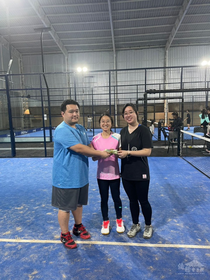 秘書長陳忠琳(左)頒發獎金給女子B組冠軍得主葉慧芯(中)、Cindy Chow(右)