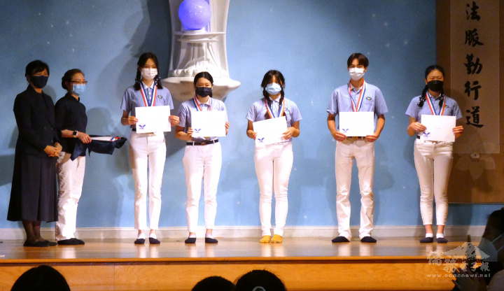 波士頓慈濟負責人長金滿代表頒發美國白宮總統獎給得獎慈少