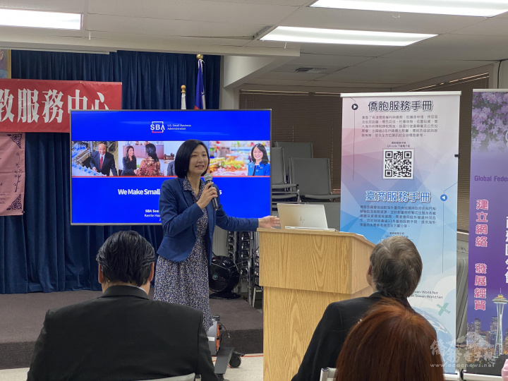 吳曉竹向大家介紹僑委會推出的「僑胞服務手冊」及「臺商服務手冊」，鼓勵大家掃描QRcode下載電子檔