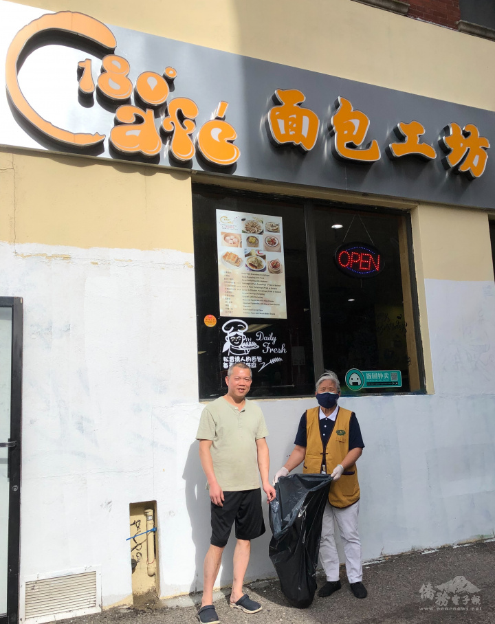 麵包工坊的老闆走出店門，感謝慈濟，允諾清掃自家店門外街道。 (波士頓慈濟提供)