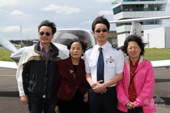 謝榕城飛行員結訓畢業時，奶奶與父母特地出席觀禮
