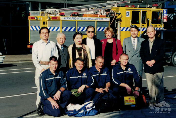 921大地震時施郭鳳珠帶領紐西蘭搜救小組前往臺灣協助