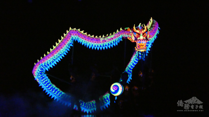龍騰九霄的螢光龍是中華民俗藝術工作坊的獨家節目