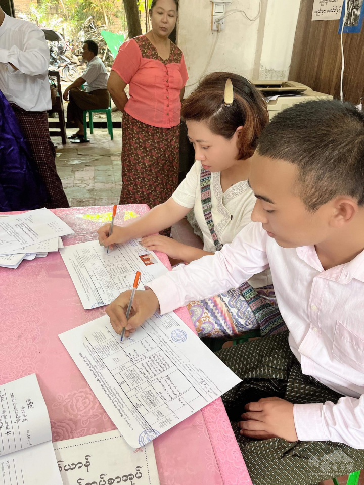 臺灣女孩吳姵緹在緬甸辦理結婚登記