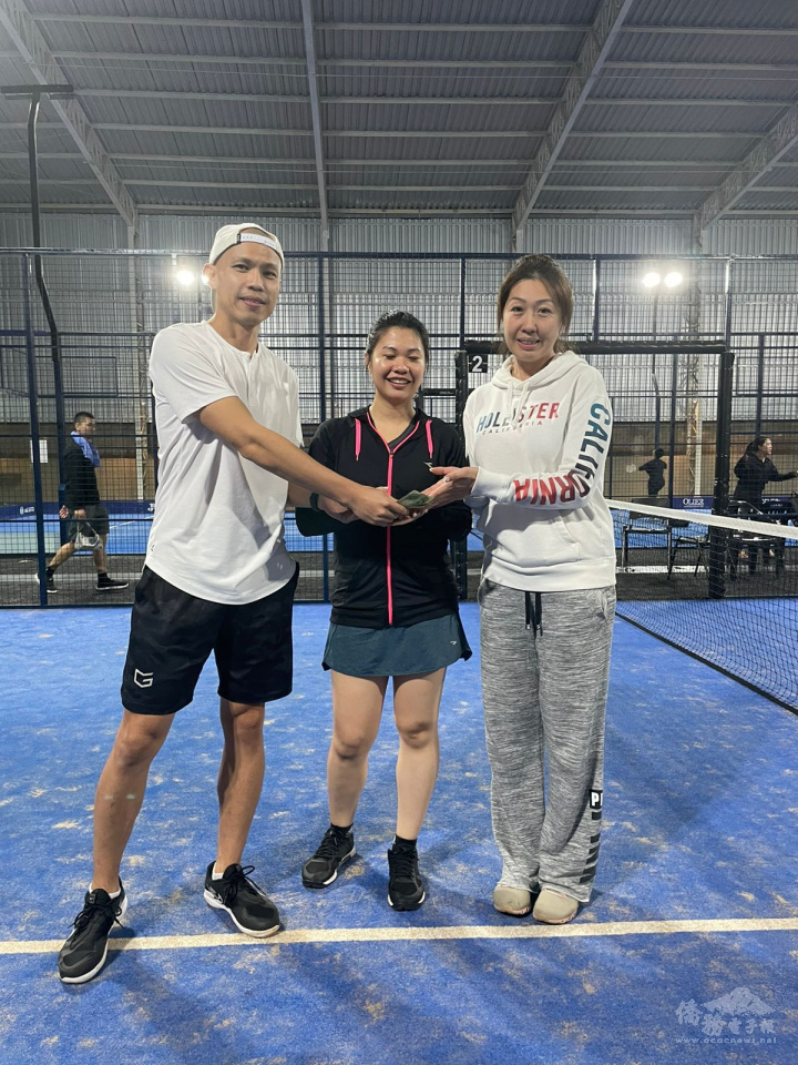 會長楊凱安(左)頒發獎金給女子A組冠軍得主鍾孟庭(中)、盧亭伶(右)