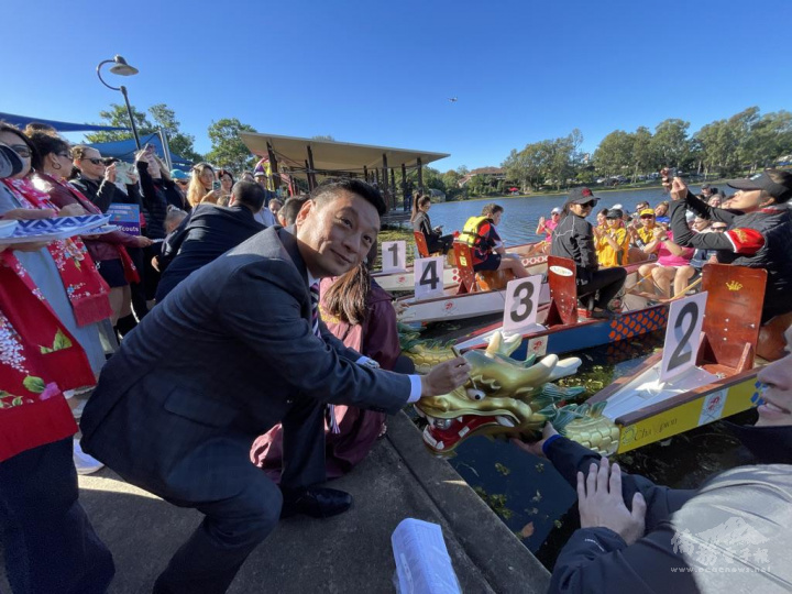 陶令文為龍舟點睛