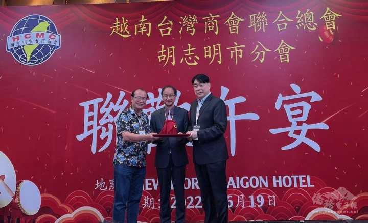 第16屆新任胡志明商臺商會會長袁濟凡高票當選連任，由總會長簡智明、處長鍾文正進行監交儀式
