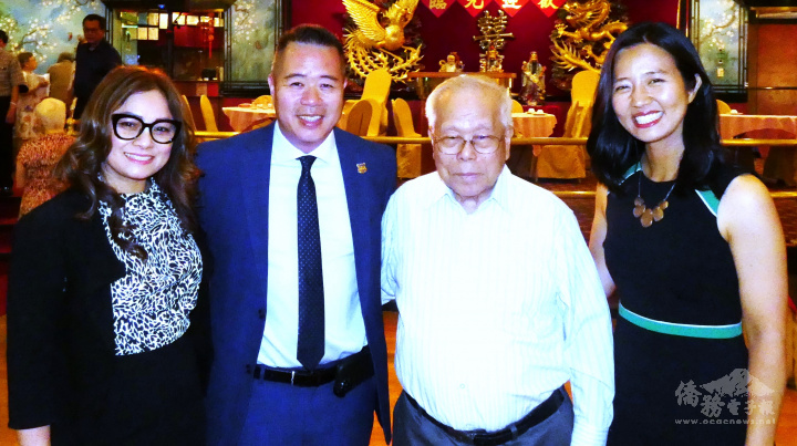 波士頓市長吳弭(右) 恭喜陳孔恩夫婦 (左1及左2)和其父陳榮佐