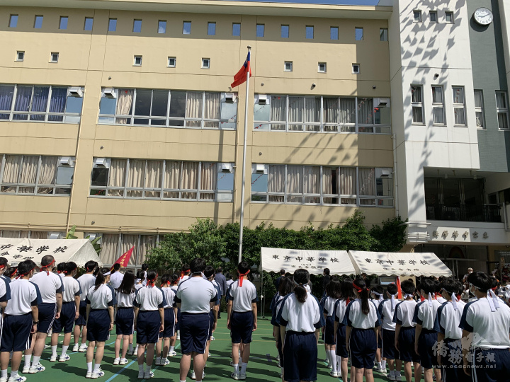 全校師生注目國旗冉冉上升