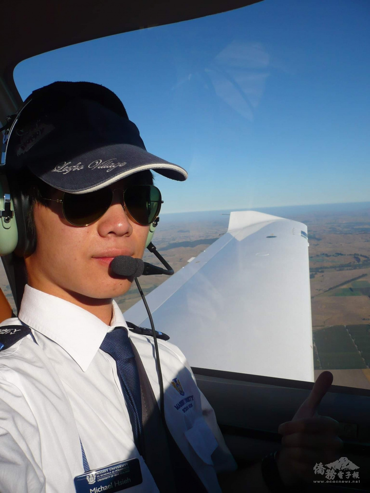 謝榕城實現夢想成為飛機駕駛員翱翔在天空