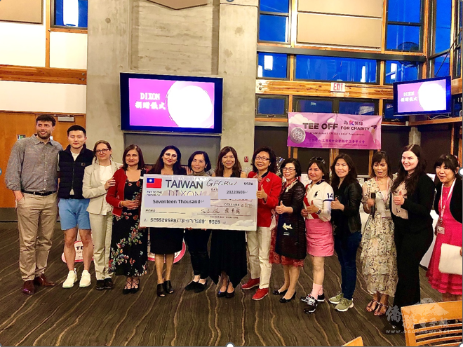 駐溫哥華辦事處處長劉立欣(左6)、組長江佳慧(右4)與世華溫哥華分會會長周素蓮、創會會長曾志瑛(左7及8) 及幹部將善款交予Dixon Transition Society 團隊