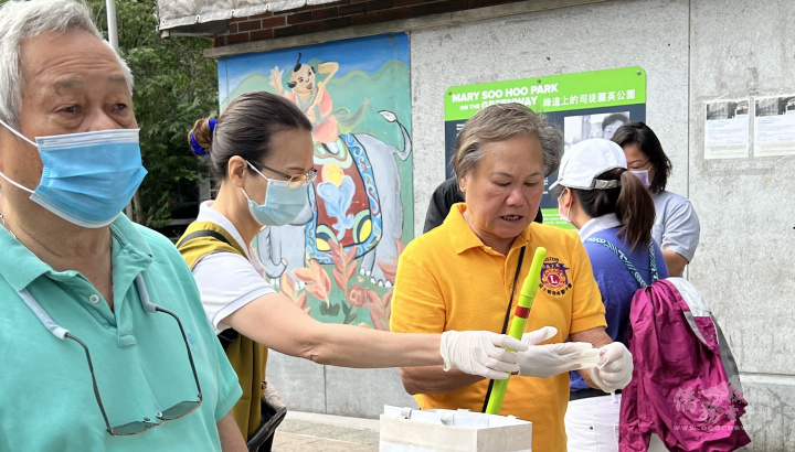曾任紐英崙中華公所主席的陳家驊(左)和華經會董事余麗媖，和慈濟人一起清掃波士頓華埠