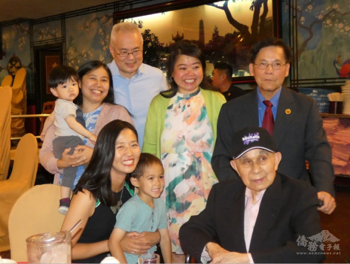波士頓市長吳弭特地抱著小兒子Case來和難得出現在公眾場合中的僑領陳毓禮(前右)打招呼。