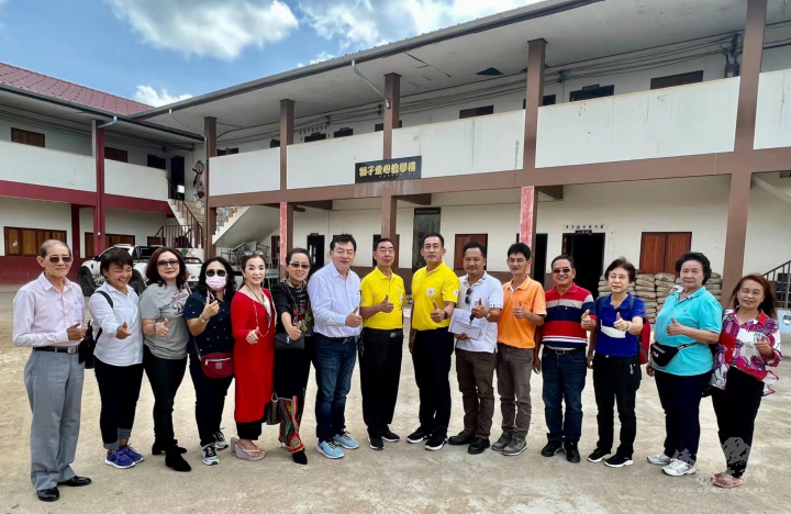 清萊雲南會館會長蔣慶國、監事長顏協清，以及清萊華校教師公會會長王紹章率團探訪漂排中興中學捐助建校經費