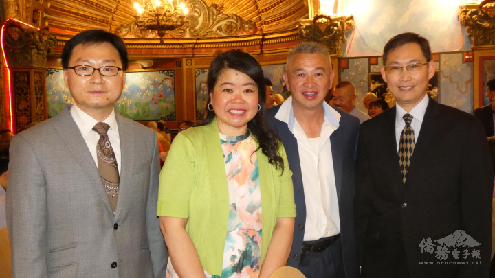 紐英崙至孝篤親公所主席陳文珊、鄺劍峰夫婦特地邀請孫儉元(右1)、潘昭榮(左1)出席慶祝會