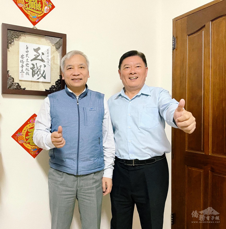 王平川(右)與越南駐臺大使阮英勇(左)合影