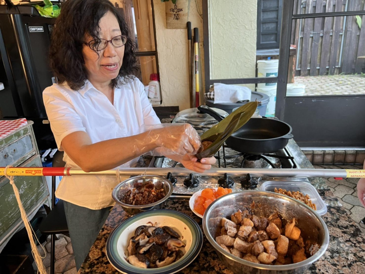 凃清珍示範包粽子