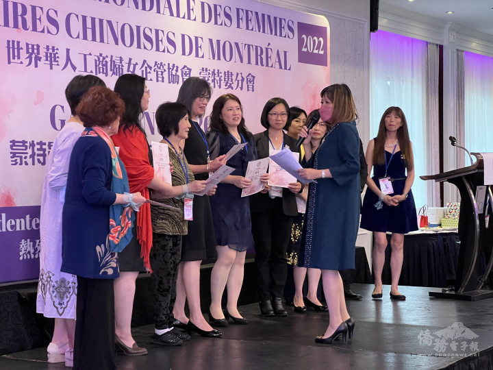 世華婦女會名譽總會長黎淑瑛帶領世華婦女會蒙特婁分會第六屆幹部進行宣誓