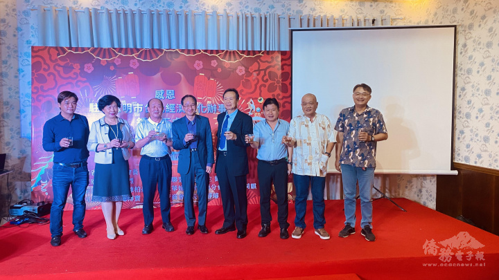 越南七個僑團歡送鍾處長-越南平陽省臺商會長張慶煌-越南臺灣高爾夫大聯盟副盟主祝志華 -越南臺灣客家同鄉會會長陳柏豪-巧聖先師廟主任委員蔡炳烈-世華婦女會越南分會副會長洪美雲-越南青商會會長陳靜璿 -林同省臺商會會長施傳寶 