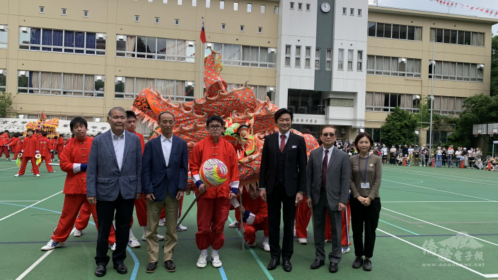 出席貴賓與舞龍隊合影