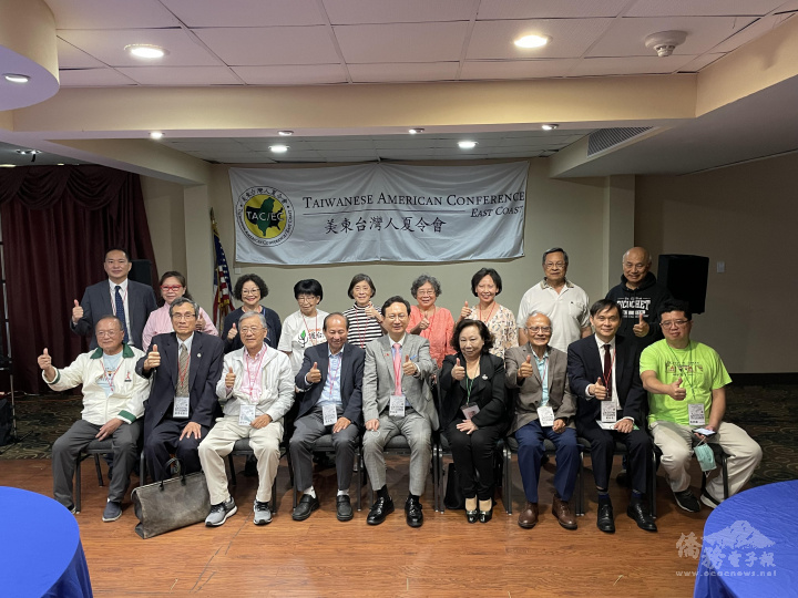 童振源(前排左五)出席第51屆美東臺灣人夏令會，暢談僑務工作的創新與實踐