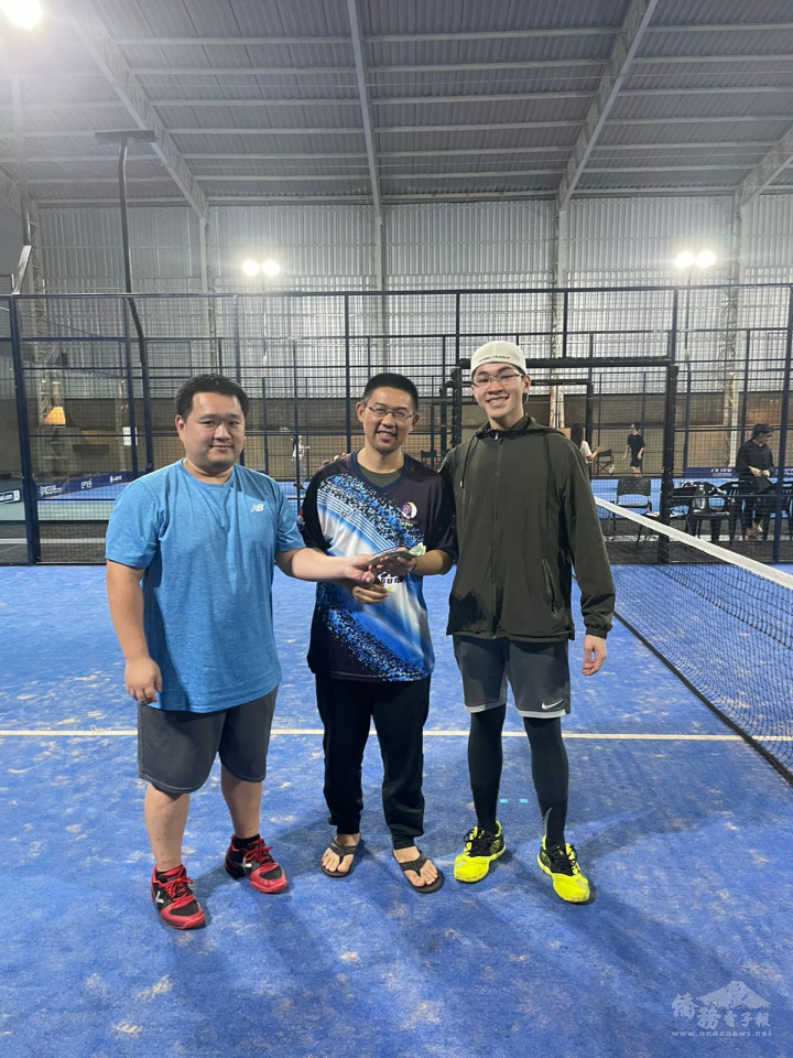 巴拉圭板網球協會秘書長陳忠琳(左)頒發獎金給男子B組冠軍得主江俊緯(中)、蕭運璠(右)