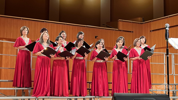 真善美女聲合唱團應邀表演國臺語歌曲「你是我所有的回憶」「甜蜜」