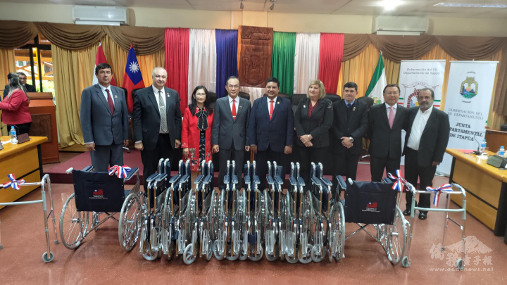 總領事張俊彬伉儷、副總領事魏世鉅與省長克里斯蒂安、議長古斯塔沃及省府官員合影留念