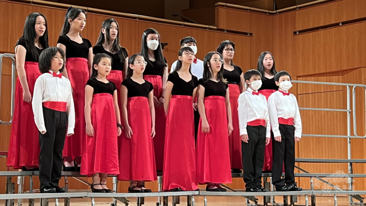 華音青少年合唱團33周年演唱會，兒童團著團服演唱