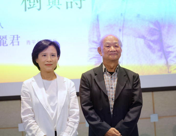 作家吳晟（右）24日在集思交通部國際會議中心舉行「一定要曰台灣－台灣原生種的樹與詩」講座，青平台董事長鄭麗君（左）擔任主持人。