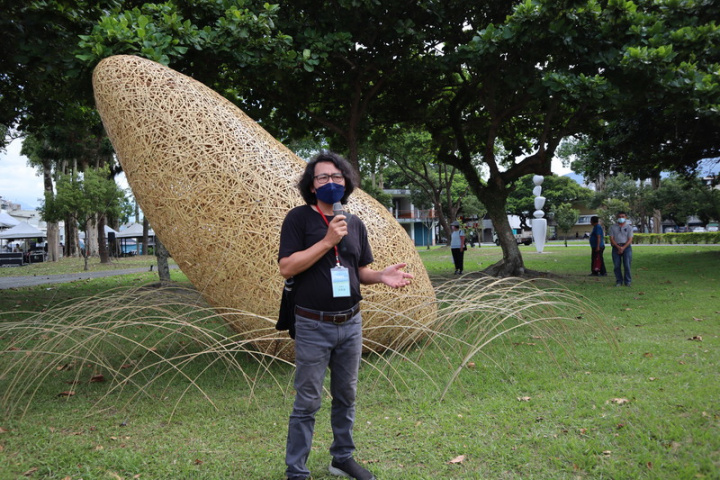 花蓮玉里大橋下曾有個大白石，傳說從石頭浮沉可預測小鎮一年運勢，不料竟被人竊走並分割數塊；藝術家徐暋盛（圖）依此創作「心靈之石」，盼以作品提醒大家共同保護環境生態、永續自然資源。