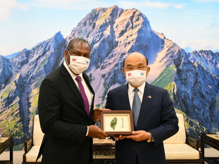 Premier Su (right) presents Ambassador Robert Kennedy Lewis with a jade carving of Taiwan and thanks St. Lucia for supporting Taiwan@&39&@s participation in international affairs.